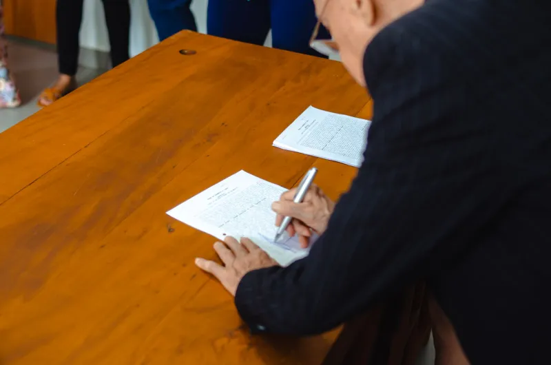 O Documento que Ninguém Revisa: Como um Contrato Social Obsoleto Pode Travar o Futuro da Sua Empresa