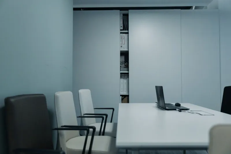 Sócio Desaparecido: O Que Fazer Quando um Parceiro Abandona a Empresa sem Formalizar a Saída